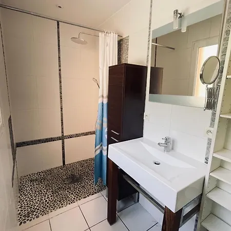 Holiday home Spacious House With Large Garden And Swimmingpool *